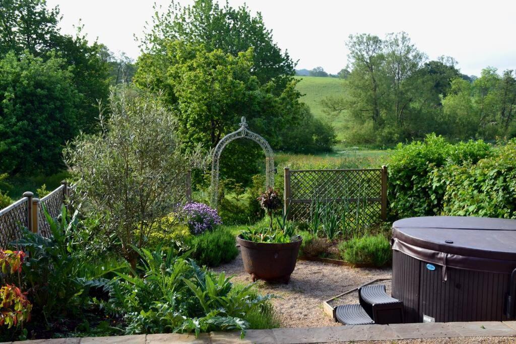 Luxury, Rural Shepherds Hut With Hot Tub Nr Bath Bristol Exterior foto