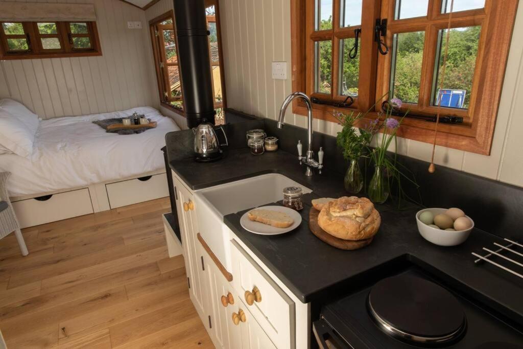 Luxury, Rural Shepherds Hut With Hot Tub Nr Bath Bristol Exterior foto